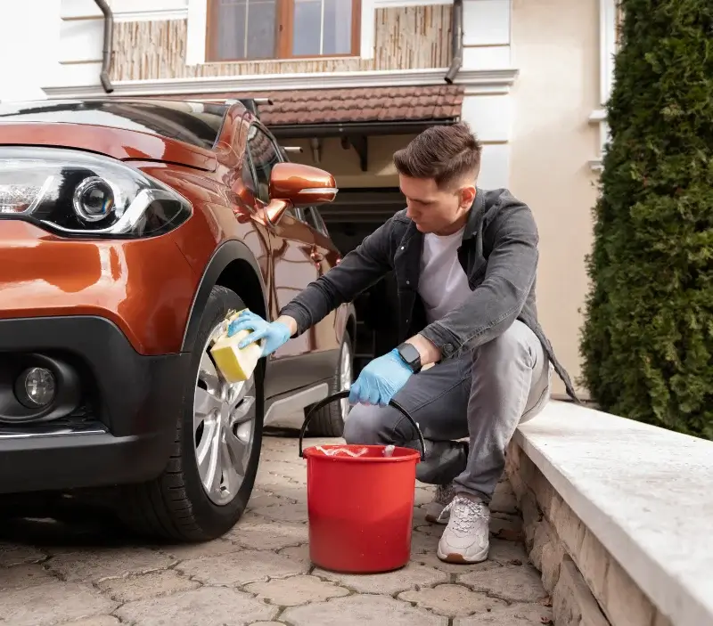 Lavage auto à domicile Chelle-Debat : professionnel intervenant sur un véhicule